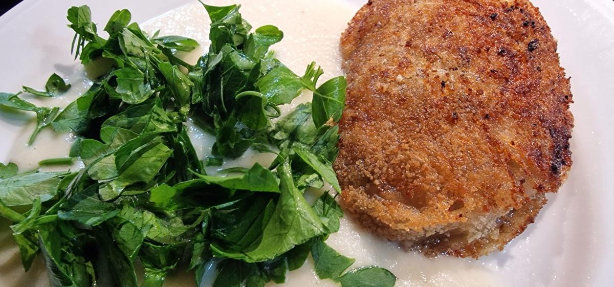 Schöner Salat aus dem Bach mit Bratling